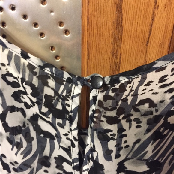 Cute summery Bobbie Brooks blouse - Picture 4 of 4